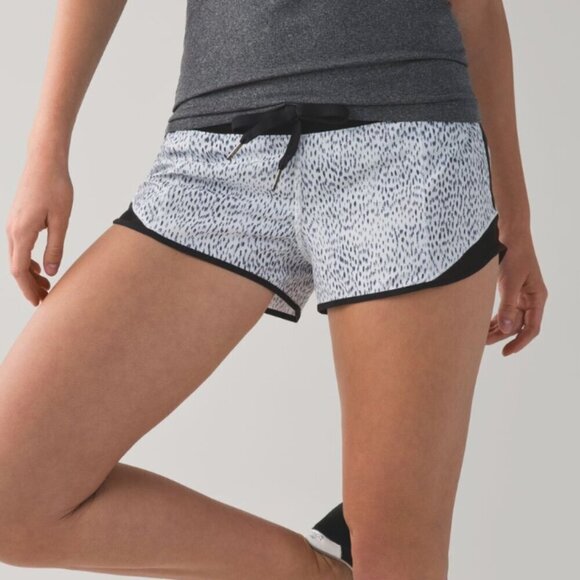 Lululemon Hotty Hot Short Dottie Dash White Black / Black - Picture 8 of 8